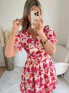 Robe Angy fleurie rose et rouge cache-cœur courte avec taille marquée et manches fluides, du S au 4XL, idéale pour été et cérémonie