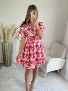 Robe Angy fleurie rose et rouge cache-cœur courte avec taille marquée et manches fluides, du S au 4XL, idéale pour été et cérémonie