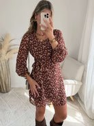Femme portant une robe fleurie courte du S au 4XL