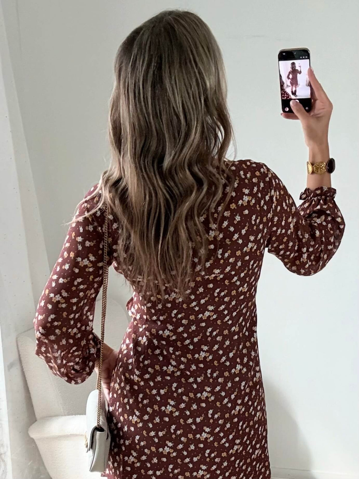 Femme portant une robe fleurie courte du S au 4XL