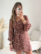 Femme portant une robe fleurie courte du S au 4XL