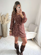 Femme portant une robe fleurie courte du S au 4XL