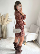 Femme portant une robe fleurie courte du S au 4XL