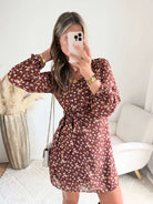 Femme portant une robe fleurie courte du S au 4XL