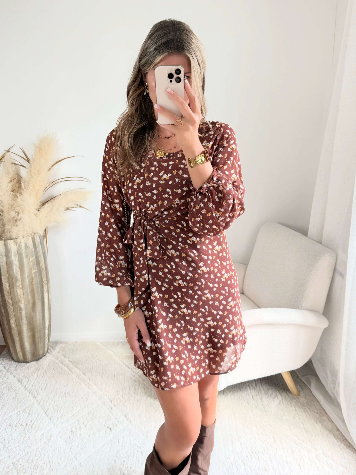 Femme portant une robe fleurie courte du S au 4XL
