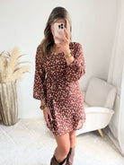 Femme portant une robe fleurie courte du S au 4XL