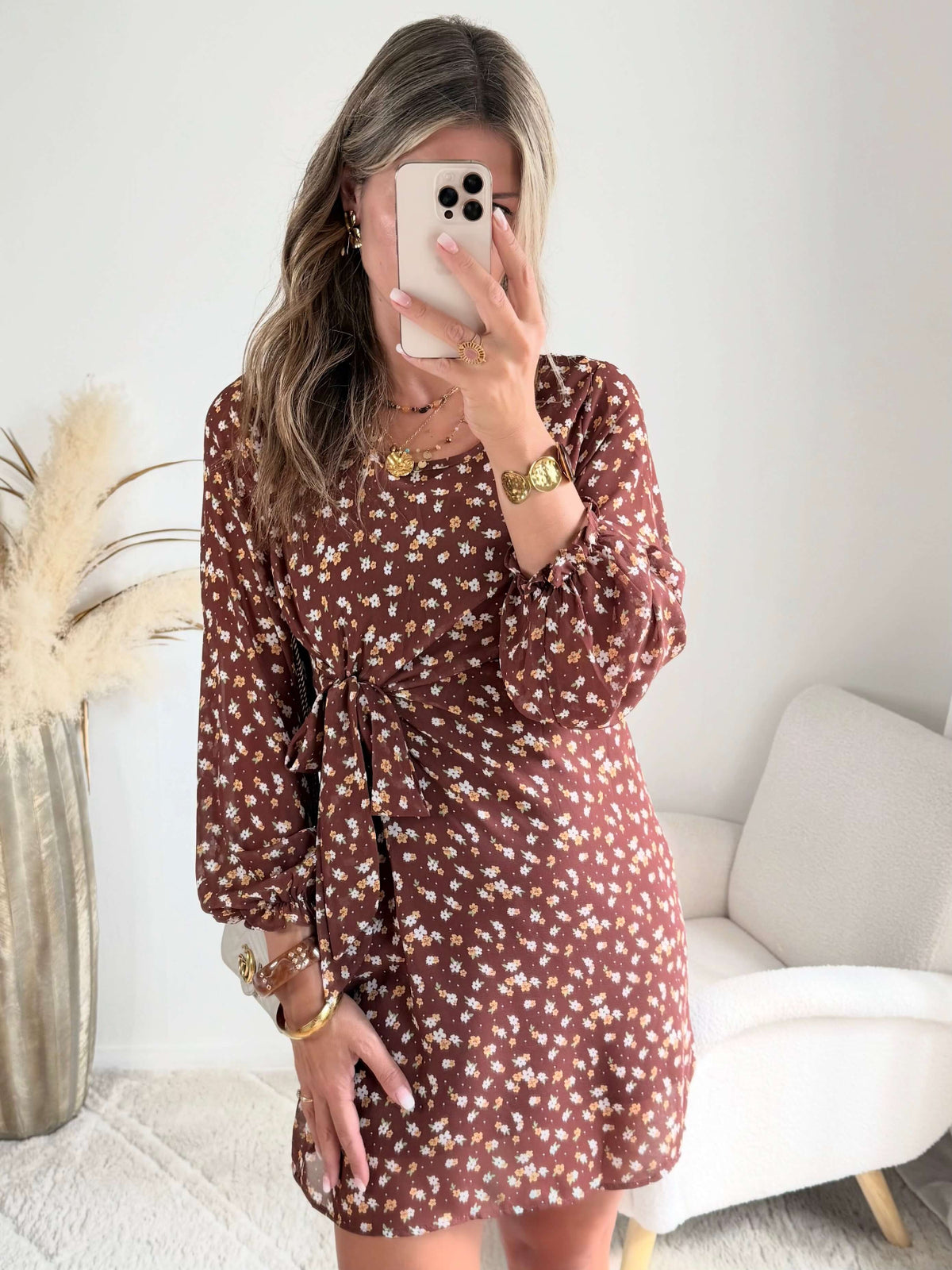 Femme portant une robe fleurie courte du S au 4XL