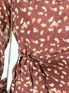 Femme portant une robe fleurie courte du S au 4XL