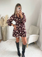 robe courte Louisa élégante imprimé fleuri aux tons bordeaux et rosés