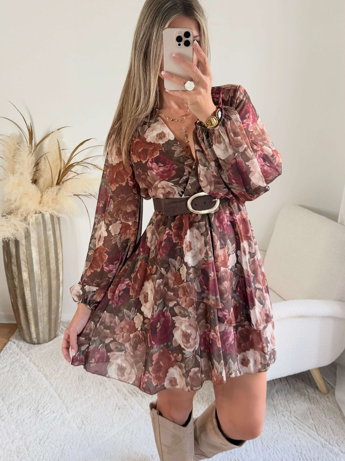 Femme portant une robe courte à volants bohème marron fleurie