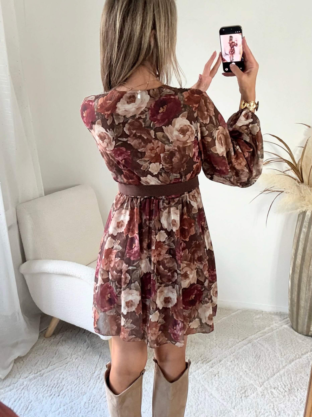Femme portant une robe courte à volants bohème marron fleurie