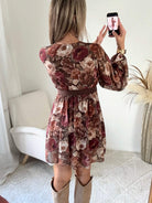 Femme portant une robe courte à volants bohème marron fleurie
