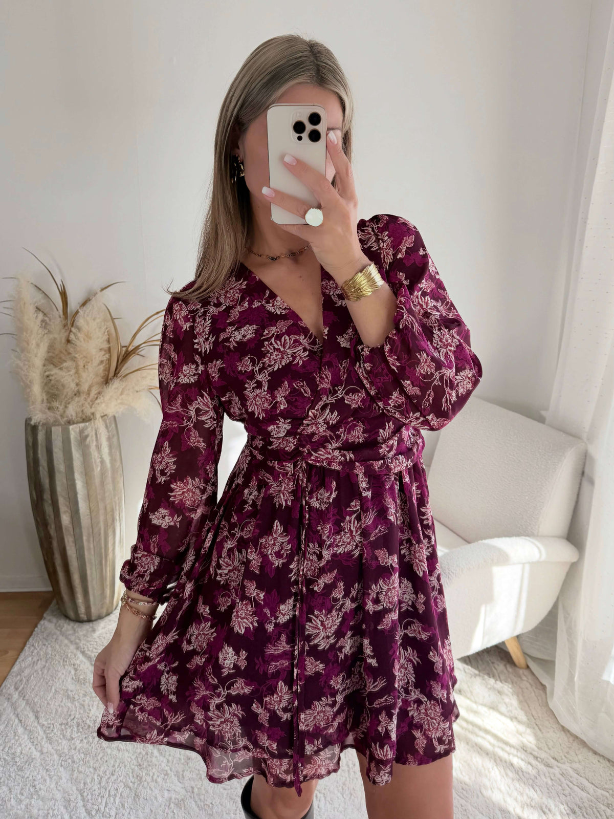 Robe courte prune à fleurs Katy, à manches longues et décolleté en V