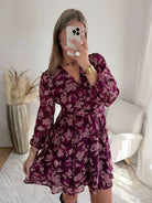 Robe courte prune à fleurs Katy, à manches longues et décolleté en V