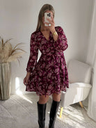 Robe courte prune à fleurs Katy, à manches longues et décolleté en V