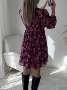 Robe courte prune à fleurs Katy, à manches longues et décolleté en V