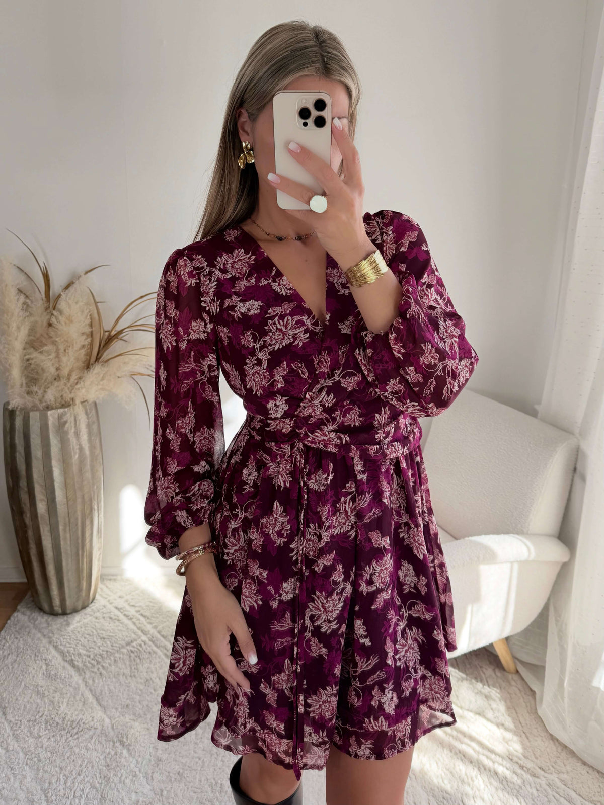 Robe courte prune à fleurs Katy, à manches longues et décolleté en V