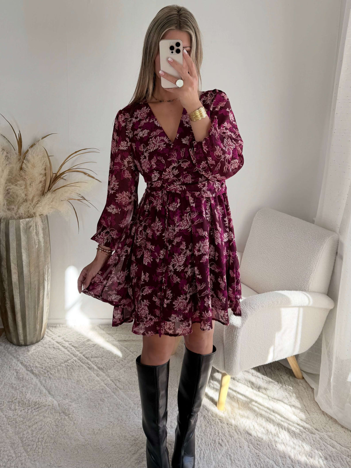 Robe courte prune à fleurs Katy, à manches longues et décolleté en V