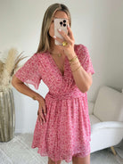 Robe courte imprimée rose Ava coupe fluide décolleté V manches courtes Easy Dressing