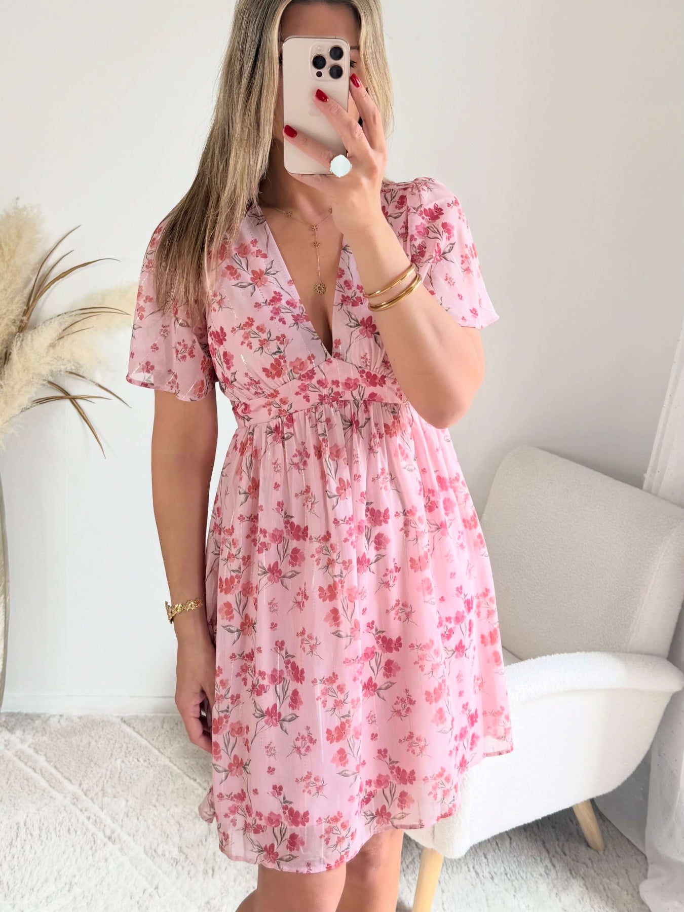 Robe courte rose fleurie Lison avec décolleté cache-cœur et coupe fluide du S au 4XL