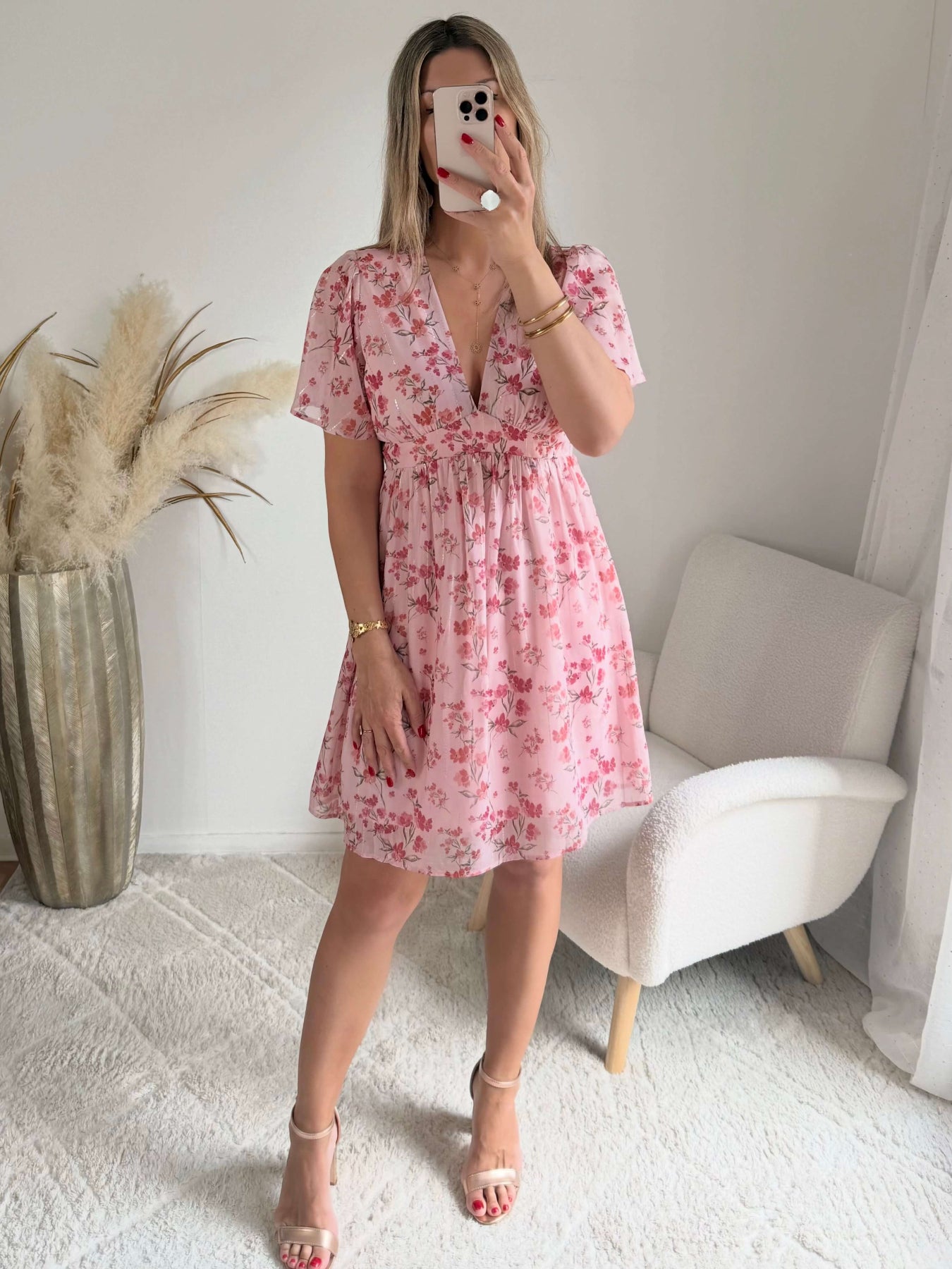 Robe courte rose fleurie Lison avec décolleté cache-cœur et coupe fluide du S au 4XL