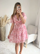 Robe courte rose fleurie Lison avec décolleté cache-cœur et coupe fluide du S au 4XL