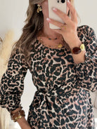 Femme portant une robe léopard courte du S au 4XL