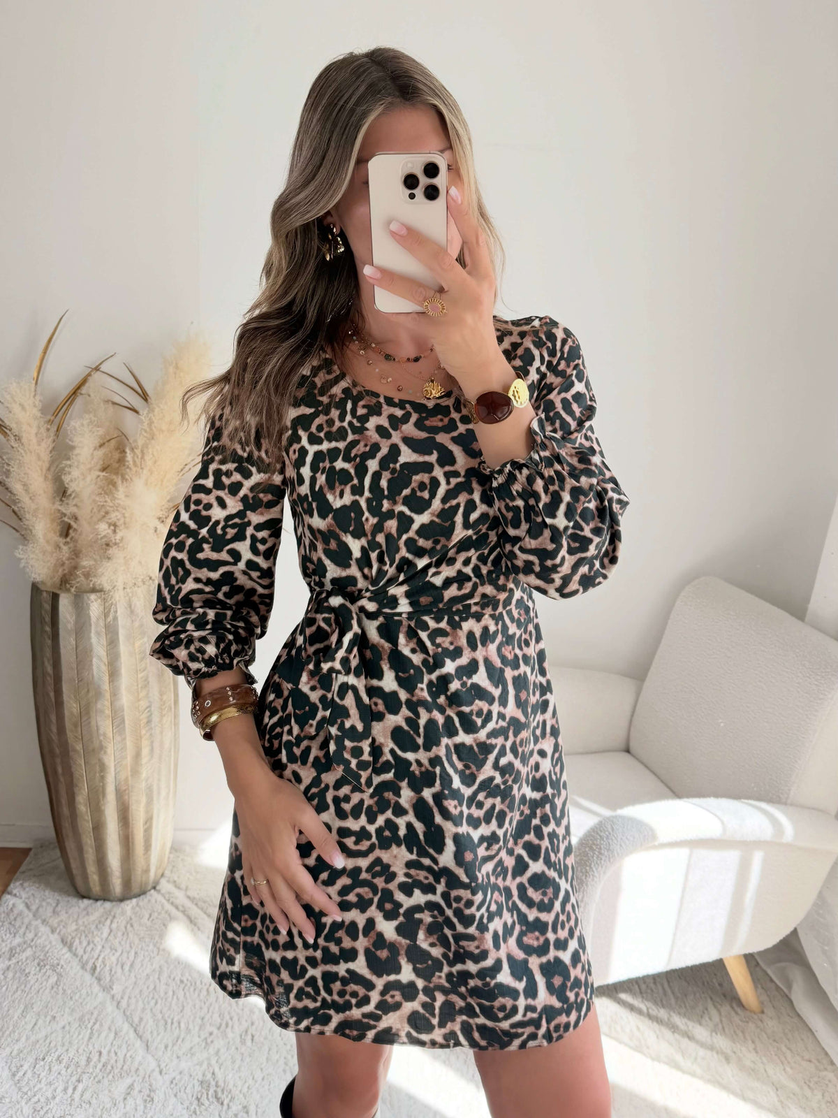 Femme portant une robe léopard courte du S au 4XL