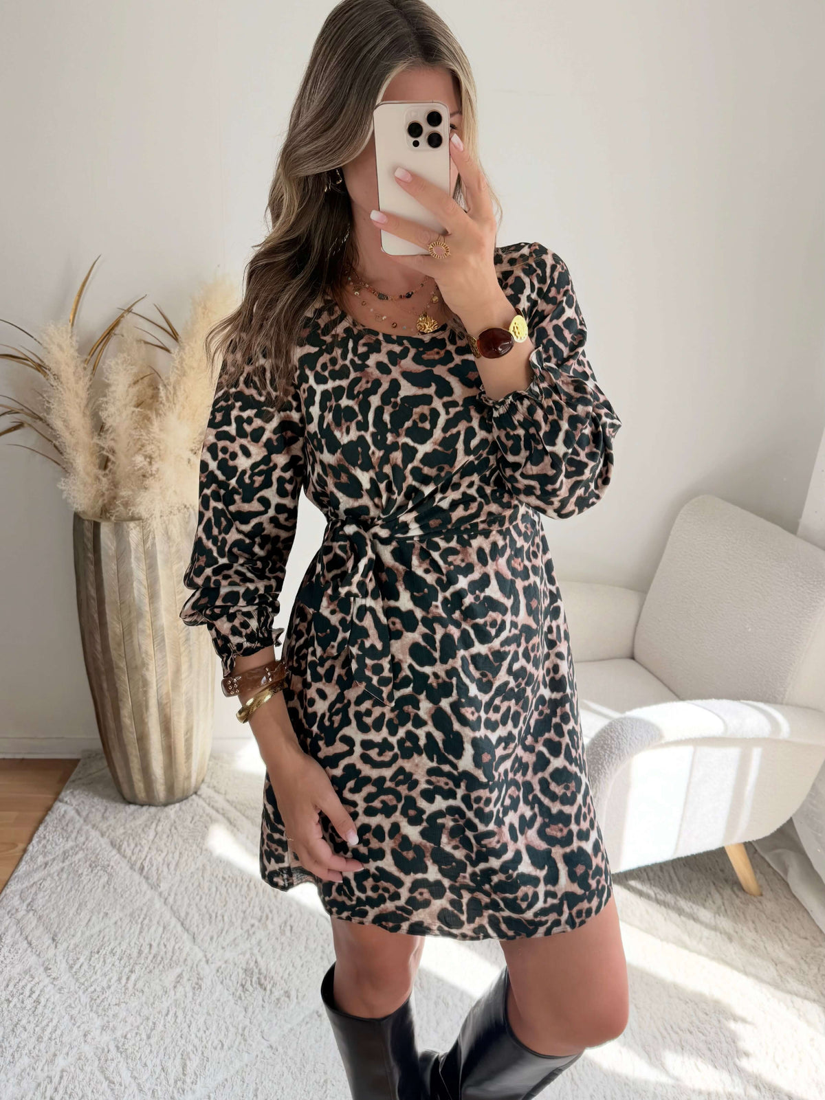 Femme portant une robe léopard courte du S au 4XL