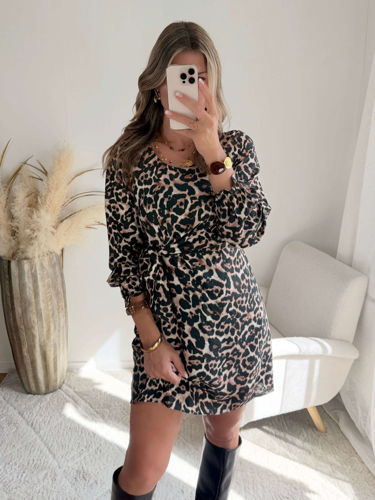 Femme portant une robe léopard courte du S au 4XL