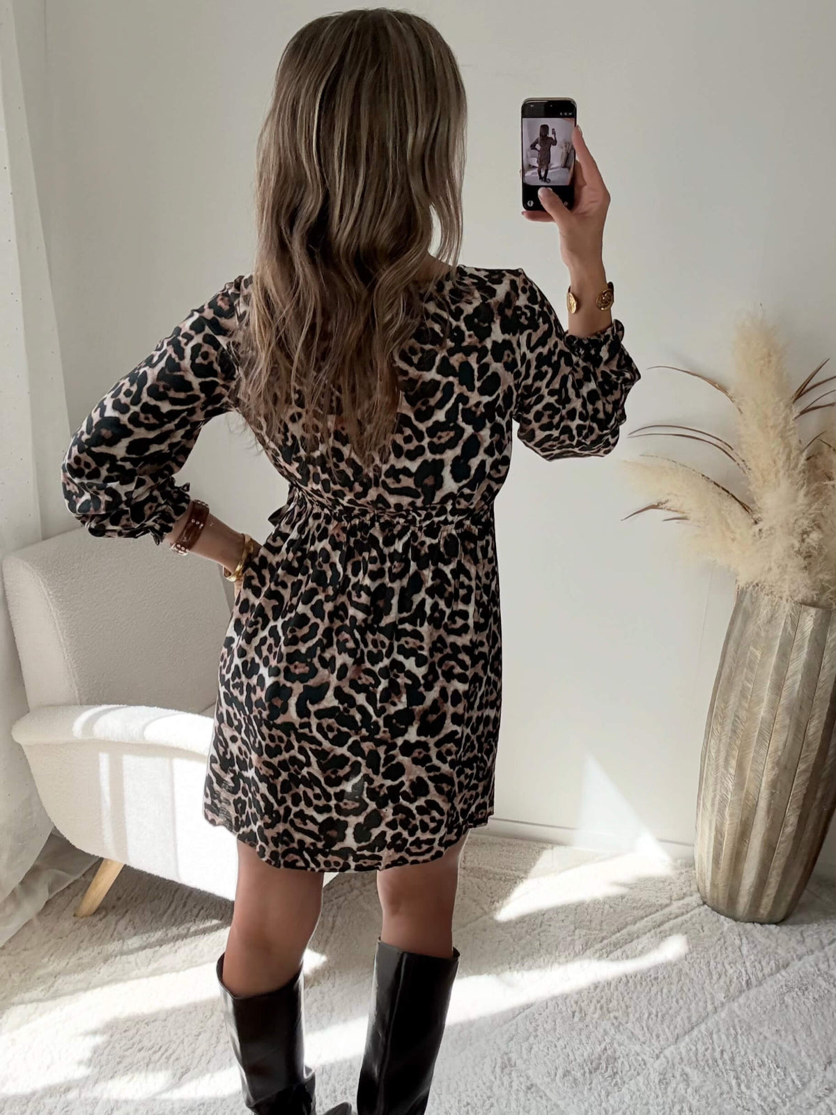 Femme portant une robe léopard courte du S au 4XL
