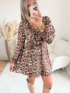 Robe courte léopard Siloé à manches longues et coupe portefeuille