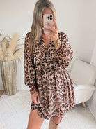 Robe courte léopard Siloé à manches longues et coupe portefeuille
