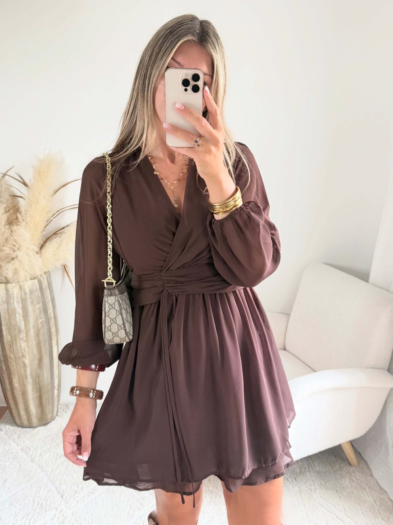 Robe courte marron Cali, disponible du S au 4XL, à manches longues, décolleté en V et taille élastiquée.