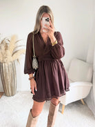 Robe courte marron Cali, disponible du S au 4XL, à manches longues, décolleté en V et taille élastiquée.