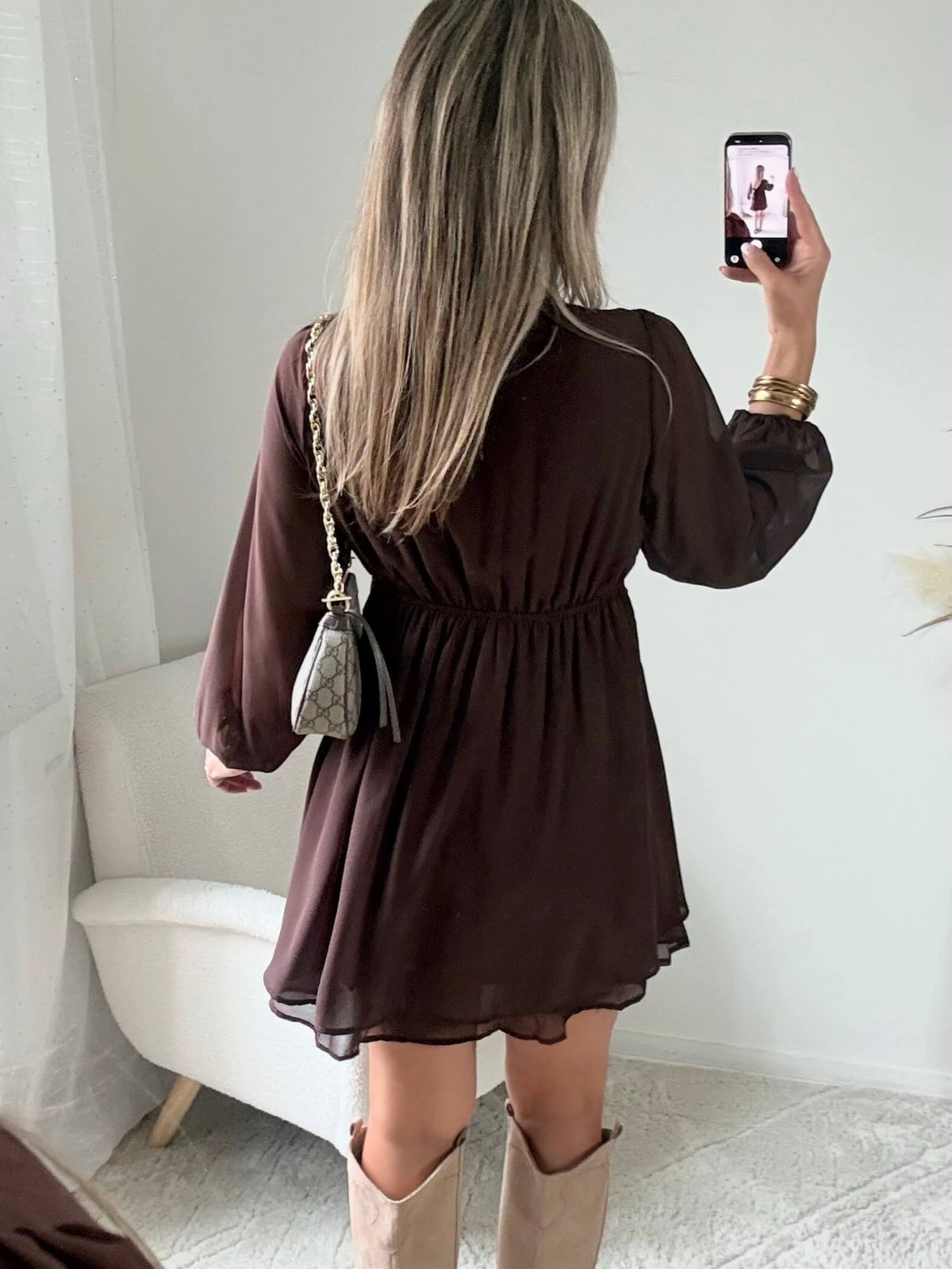 Robe courte marron Cali, disponible du S au 4XL, à manches longues, décolleté en V et taille élastiquée.