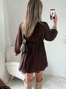 Robe courte marron Cali, disponible du S au 4XL, à manches longues, décolleté en V et taille élastiquée.