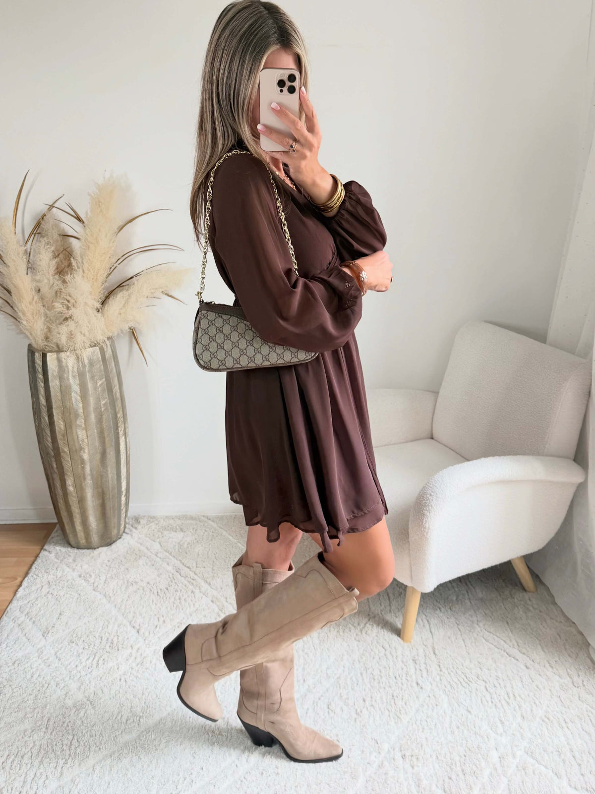 Robe courte marron Cali, disponible du S au 4XL, à manches longues, décolleté en V et taille élastiquée.