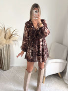 Femme portant une robe courte à volants bohème marron beige