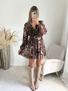 Femme portant une robe courte à volants bohème marron beige