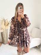 Femme portant une robe courte à volants bohème marron beige