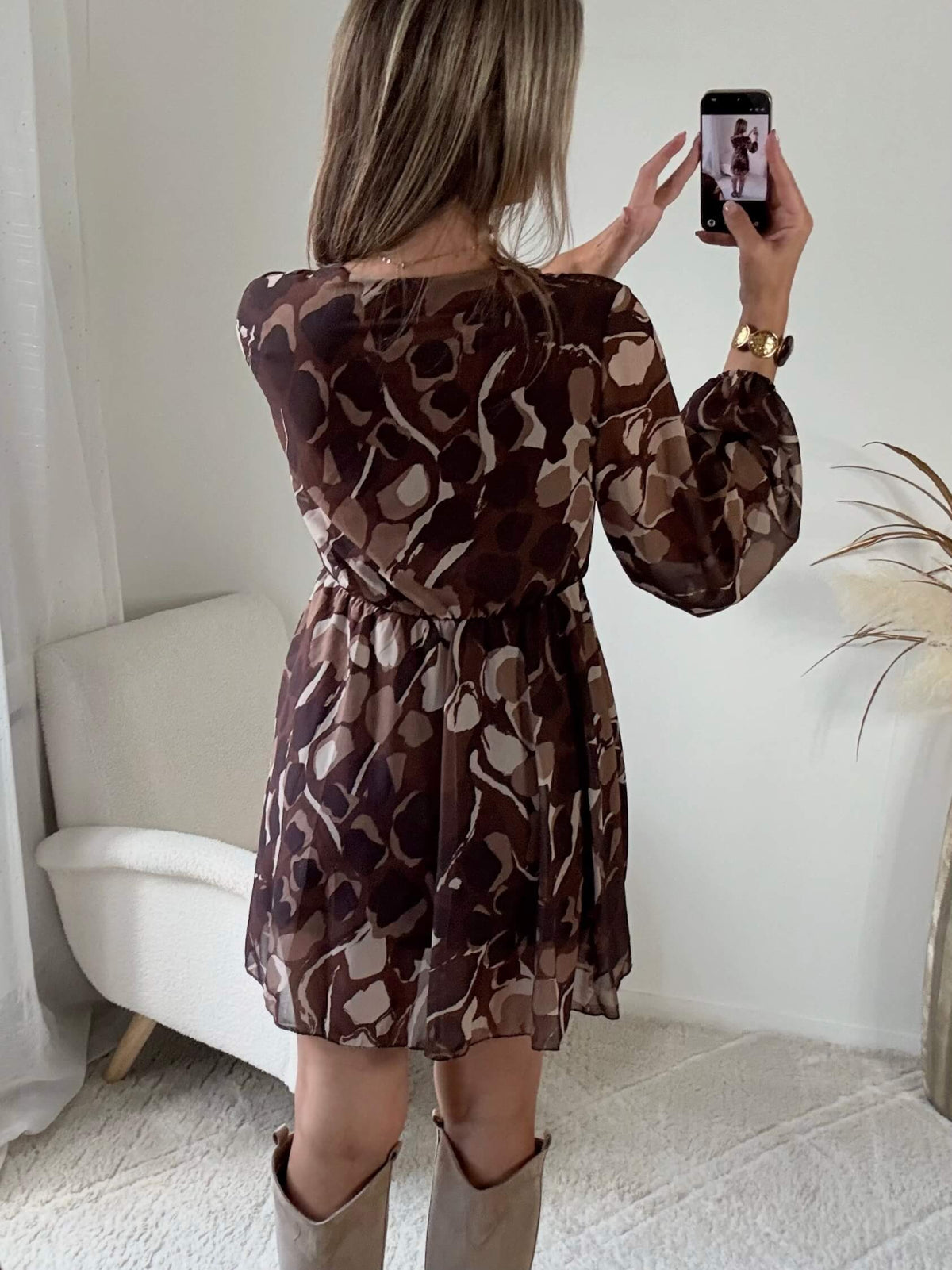 Femme portant une robe courte à volants bohème marron beige