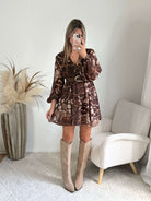Femme portant une robe courte à volants bohème marron beige