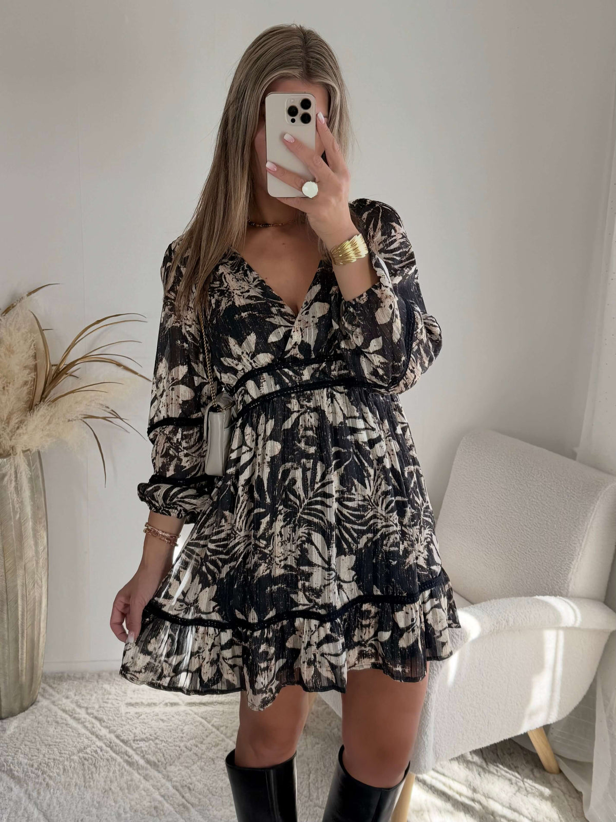 Robe courte noire Bella à imprimé floral écru, manches longues et taille élastiquée.