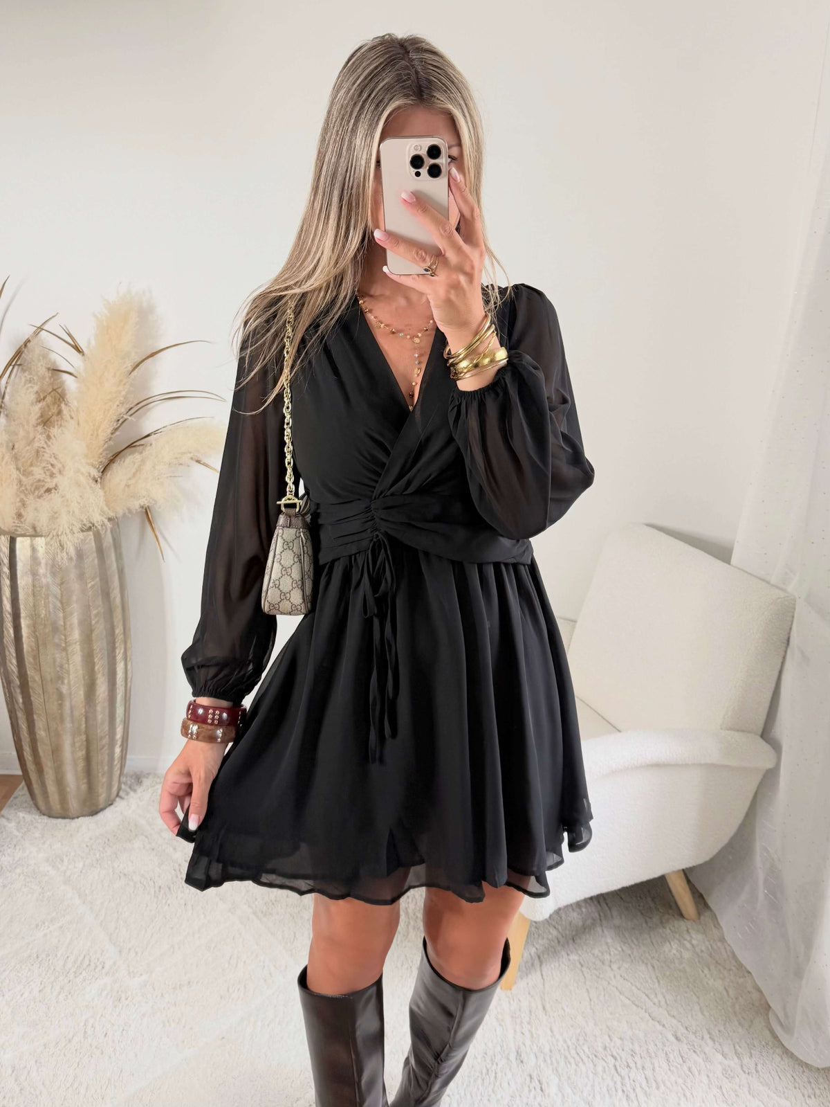 Robe courte noire Cali, disponible du S au 4XL, à manches longues, décolleté en V et taille élastiquée.