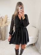Robe courte noire Cali, disponible du S au 4XL, à manches longues, décolleté en V et taille élastiquée.