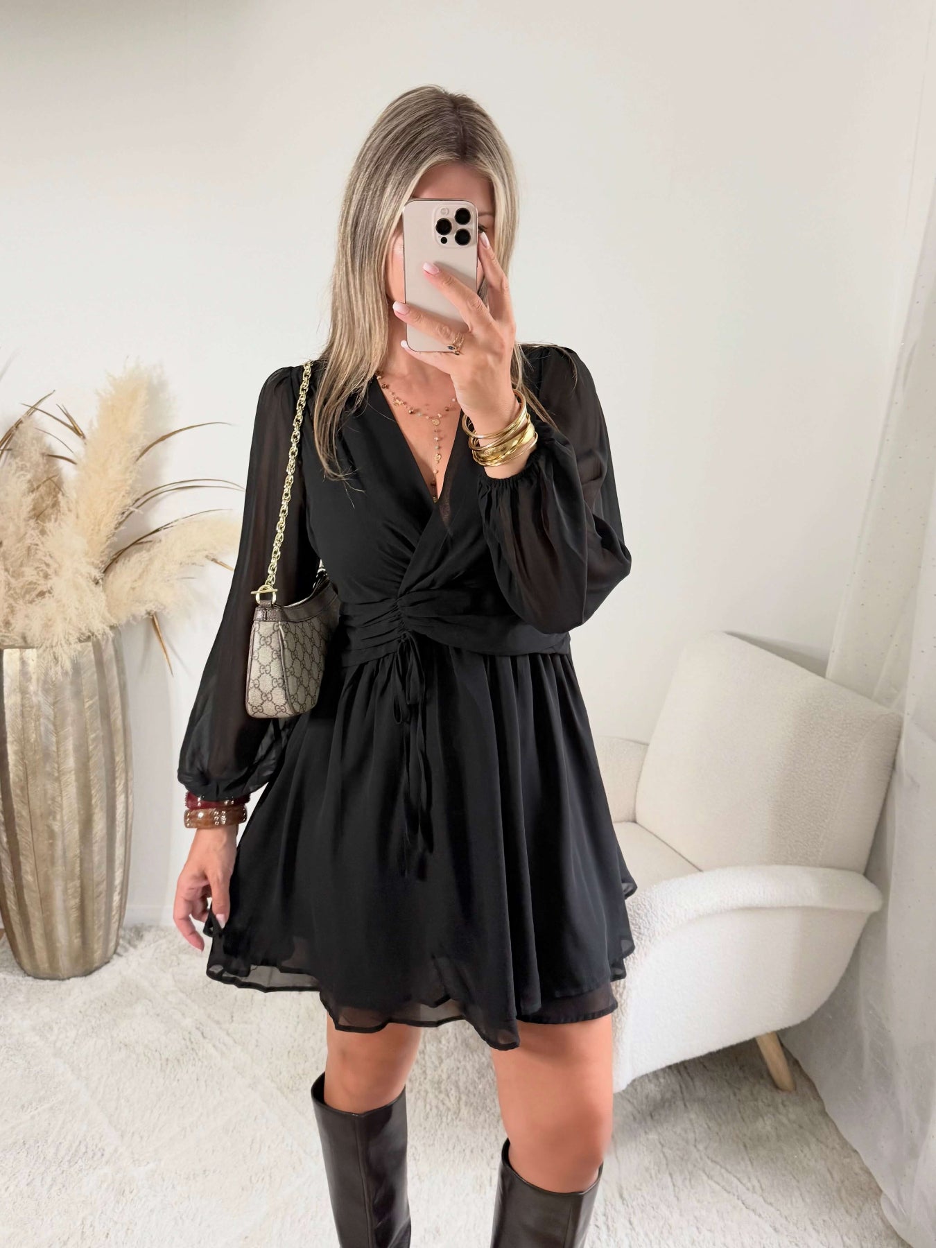 Robe courte noire Cali, disponible du S au 4XL, à manches longues, décolleté en V et taille élastiquée.