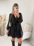 Robe courte noire Cali, disponible du S au 4XL, à manches longues, décolleté en V et taille élastiquée.