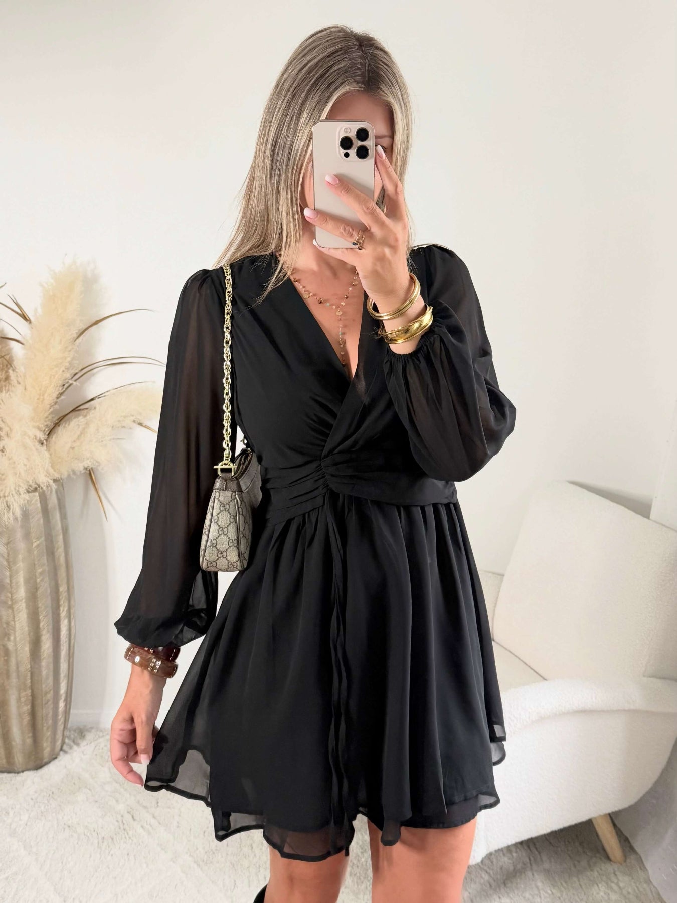 Robe courte noire Cali, disponible du S au 4XL, à manches longues, décolleté en V et taille élastiquée.