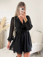 Robe courte noire Cali, disponible du S au 4XL, à manches longues, décolleté en V et taille élastiquée.